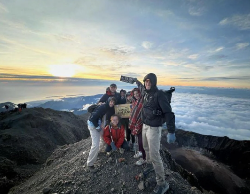 Mahasiswa Menaklukkan Gunung Rinjani Dengan Open Trip Dari Lombok Way Tour